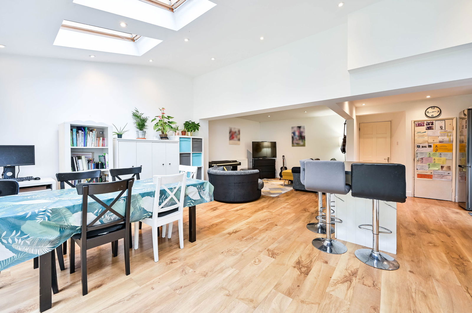 3 bed semi-detached house for sale in Longmeadow, Leatherhead  - Property Image 7