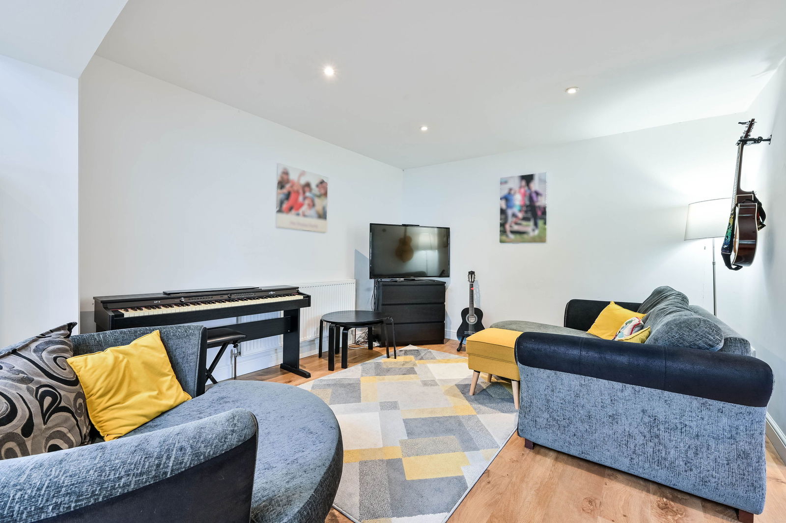 3 bed semi-detached house for sale in Longmeadow, Leatherhead  - Property Image 4