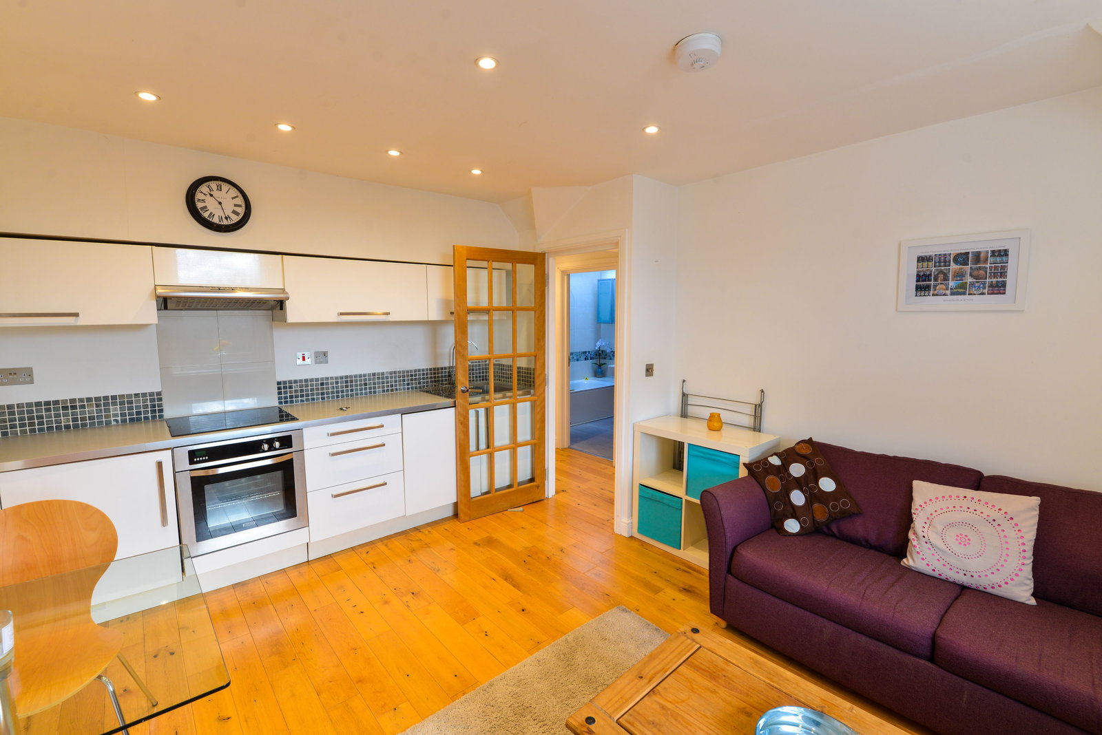 1 bed flat to rent in Station Road, Leatherhead, KT22 - Property Image 1