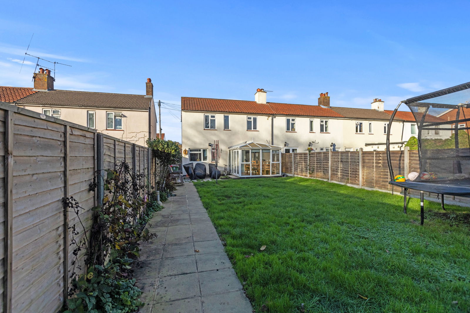 3 bed end of terrace house for sale in Woodbridge Avenue, Leatherhead, KT22  - Property Image 3
