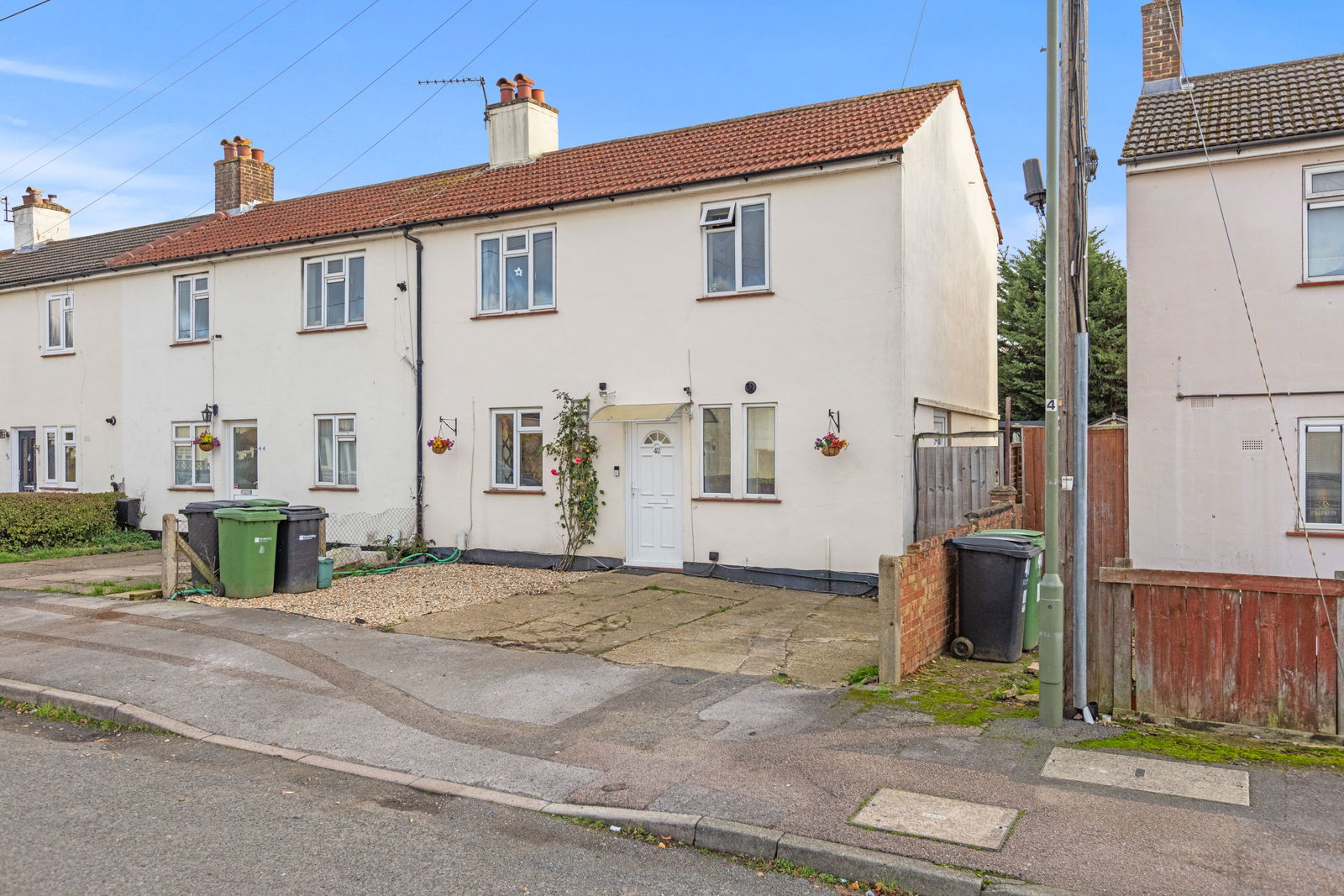 3 bed end of terrace house for sale in Woodbridge Avenue, Leatherhead, KT22  - Property Image 1