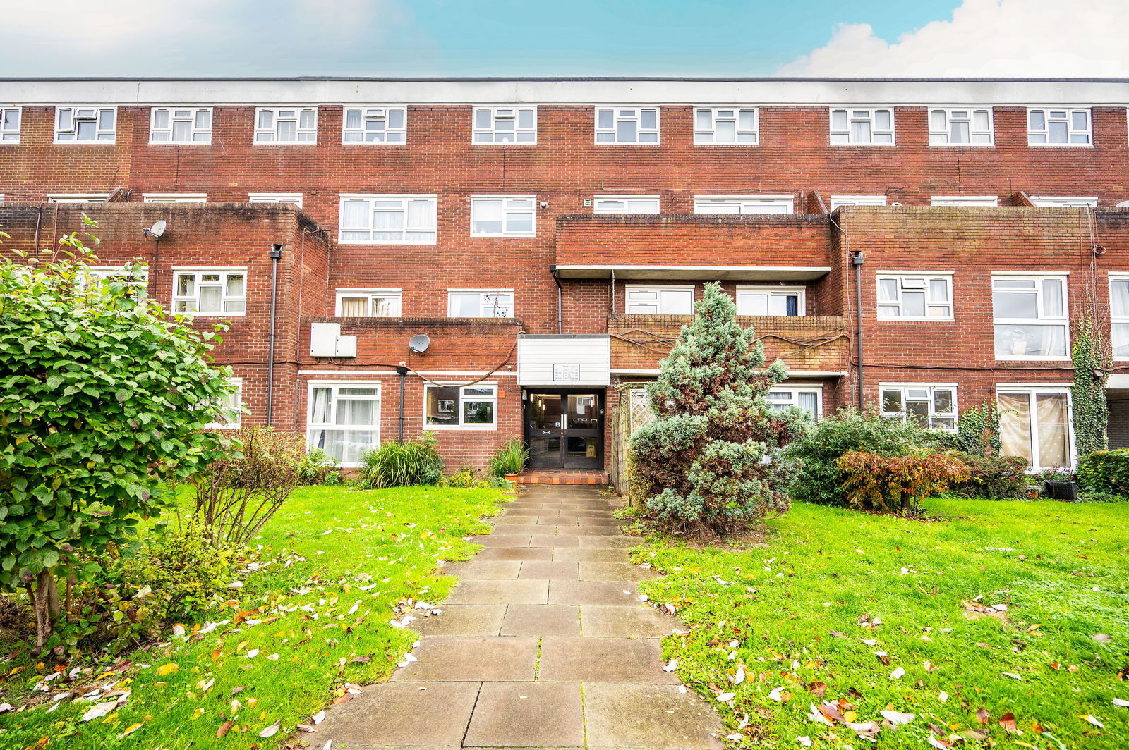 2 bed duplex for sale in Hazelmere Close, Leatherhead, KT22