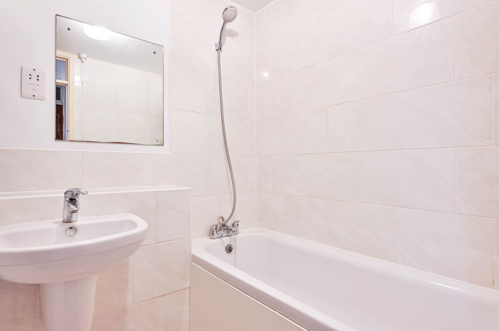 2 bed duplex for sale in Hazelmere Close, Leatherhead, KT22  - Property Image 5