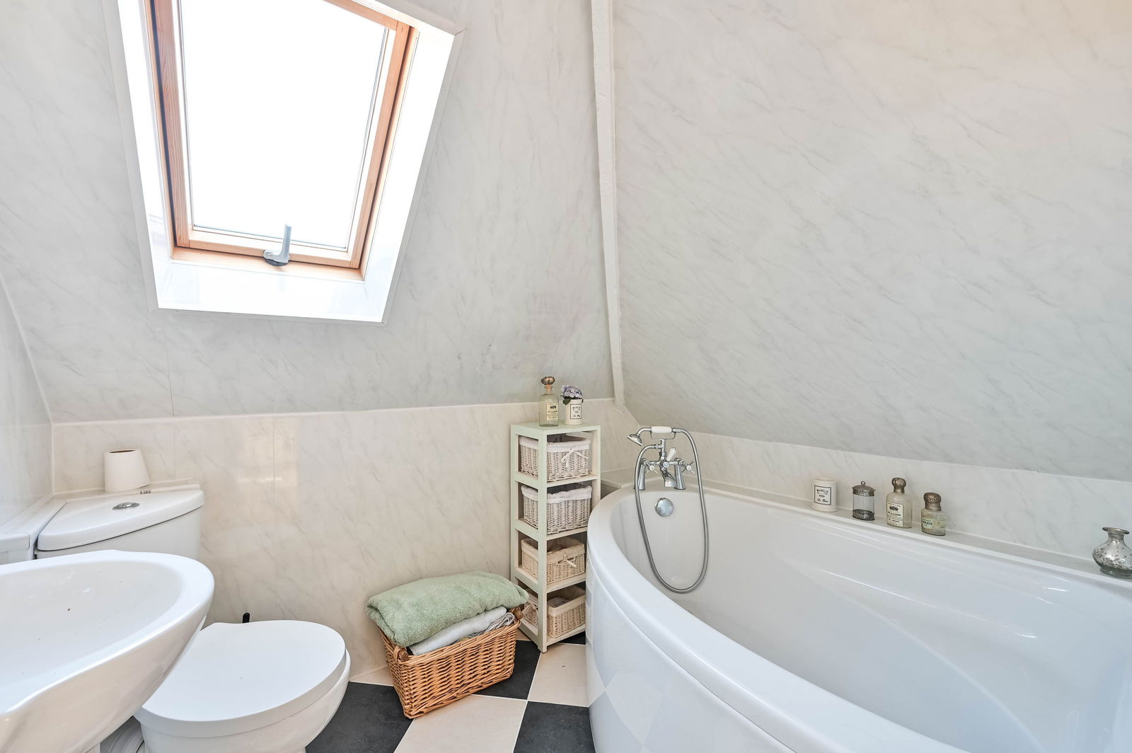 3 bed link detached house for sale in Summersbury Drive, Guildford, GU4  - Property Image 31