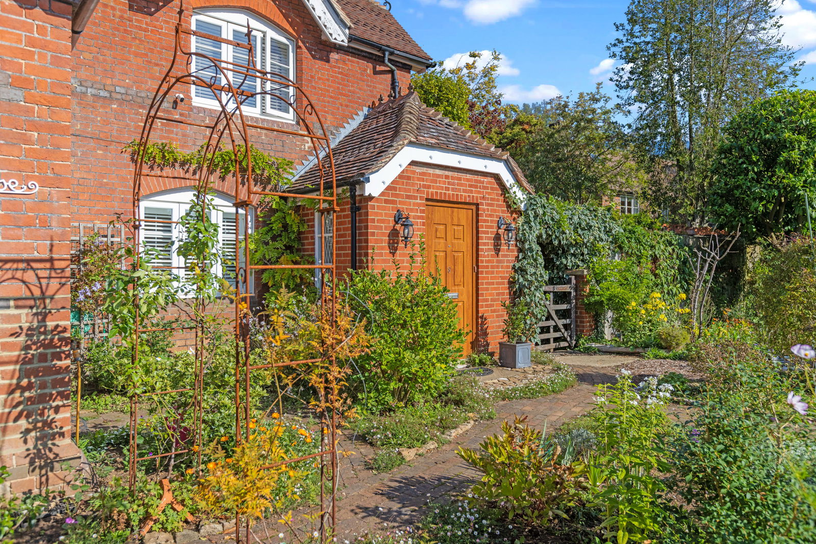 3 bed link detached house for sale in Summersbury Drive, Guildford, GU4  - Property Image 34