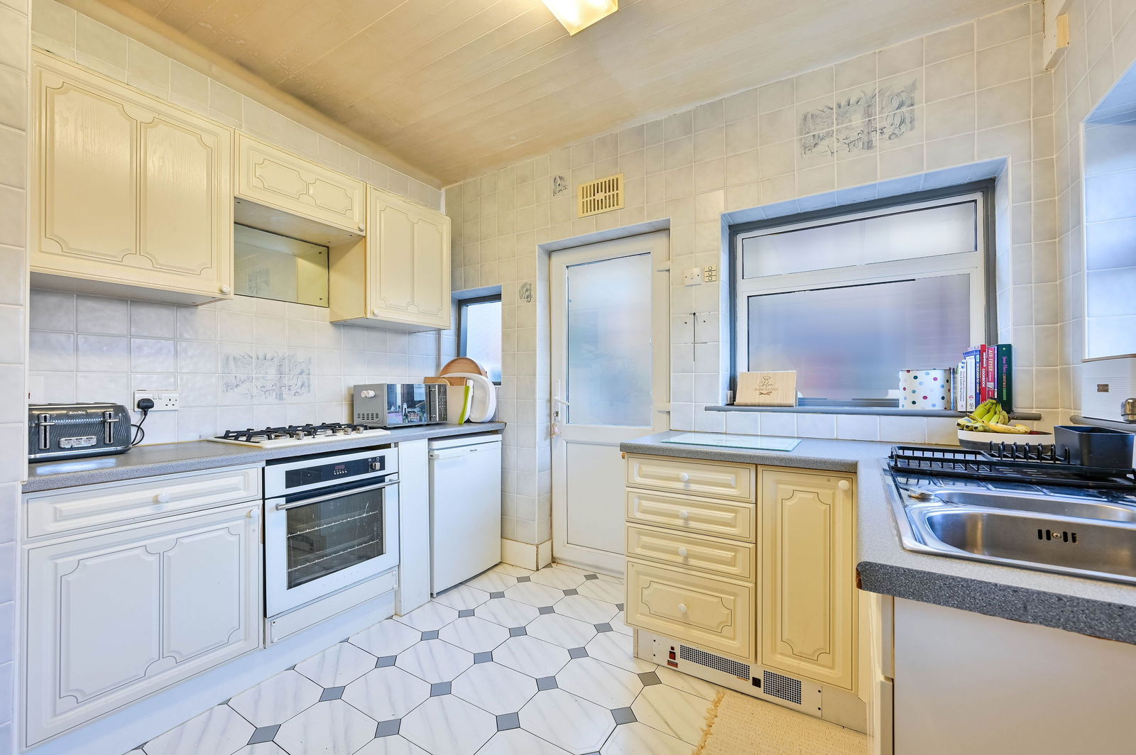 4 bed semi-detached house for sale in Briarwood Road, Epsom  - Property Image 19