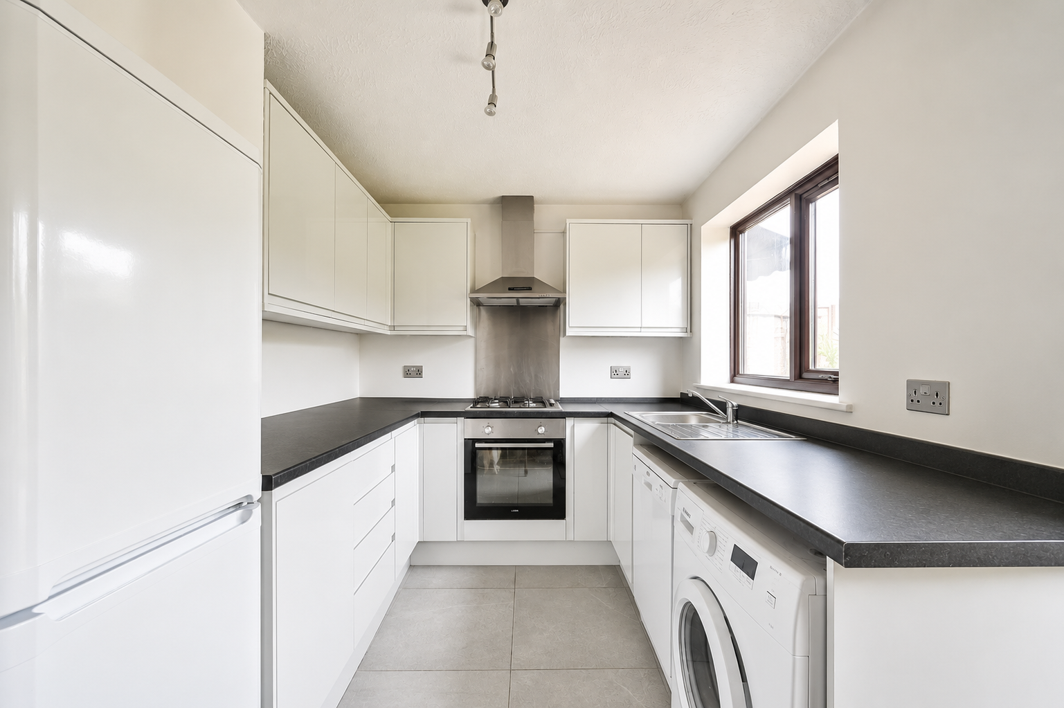 2 bed terraced house to rent in Banks Way, Guildford, GU4  - Property Image 4