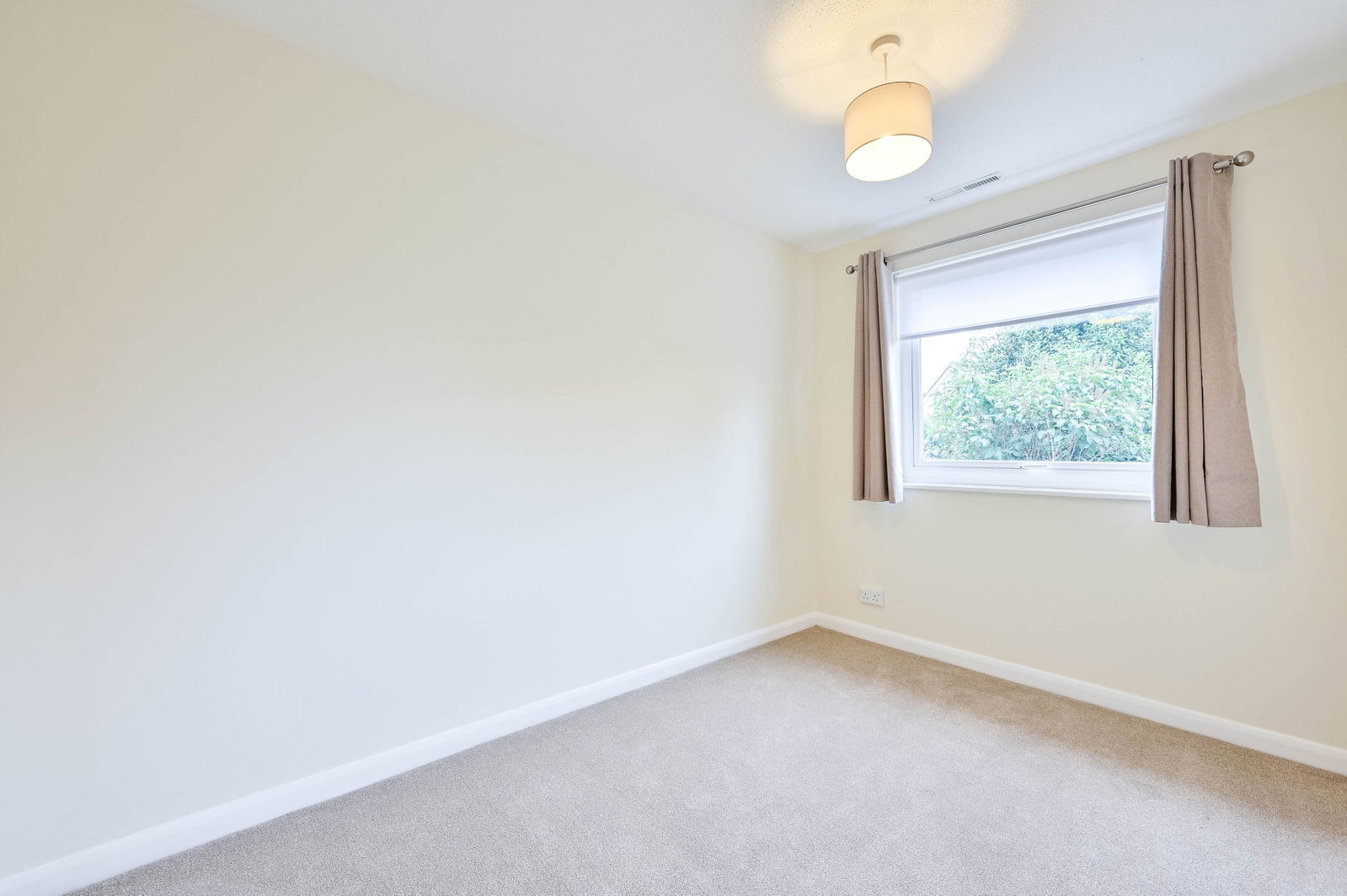 3 bed end of terrace house to rent in Choir Green, Knaphill, Woking, GU21  - Property Image 10