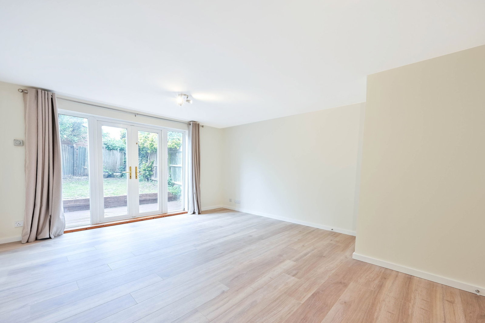 3 bed end of terrace house to rent in Choir Green, Knaphill, Woking, GU21  - Property Image 6