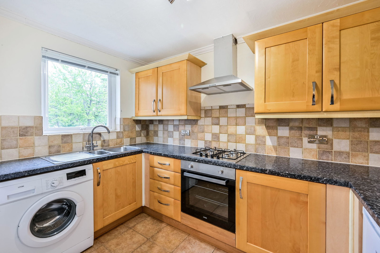 3 bed end of terrace house to rent in Choir Green, Knaphill, Woking, GU21  - Property Image 4
