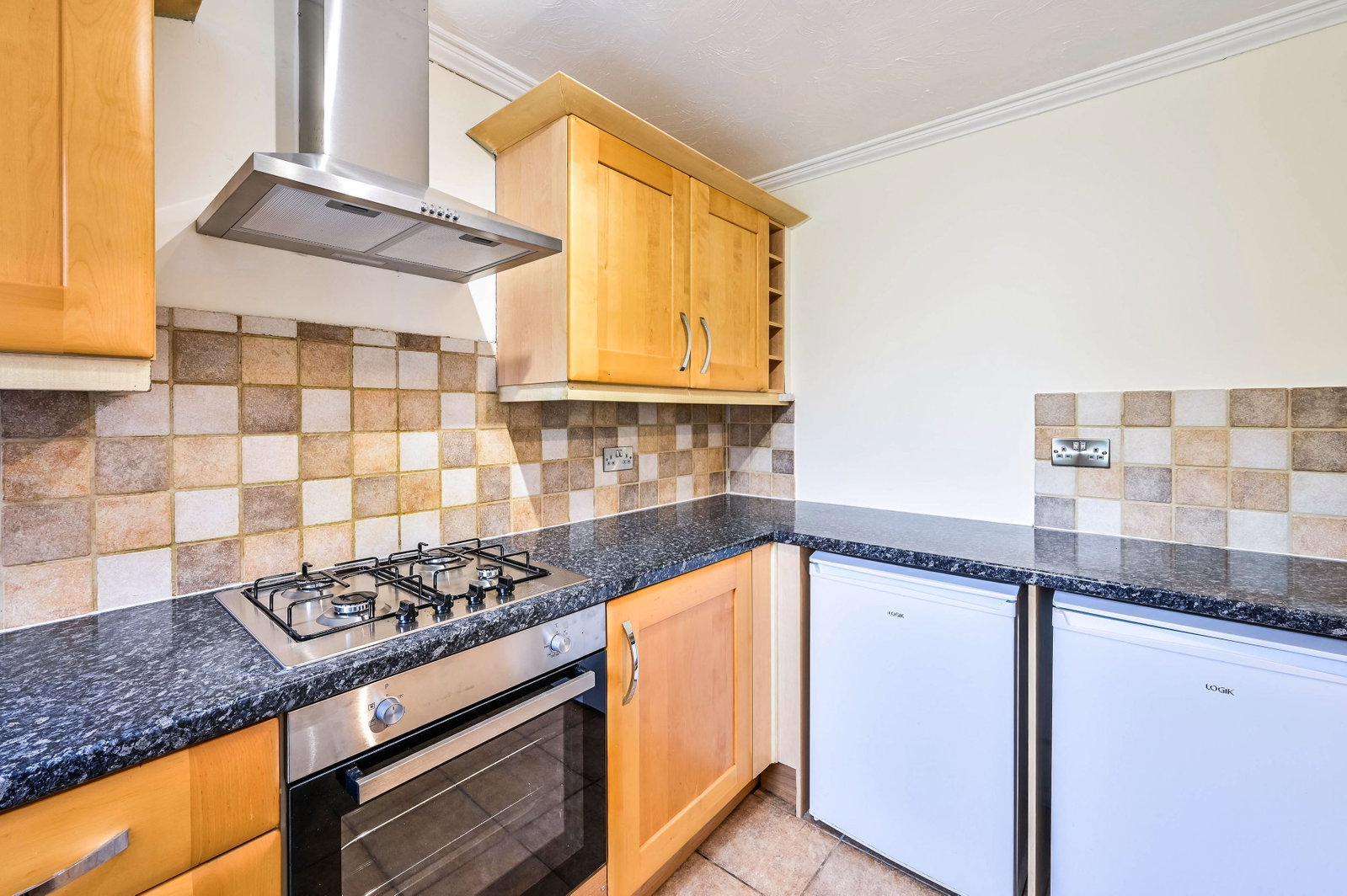 3 bed end of terrace house to rent in Choir Green, Knaphill, Woking, GU21  - Property Image 5