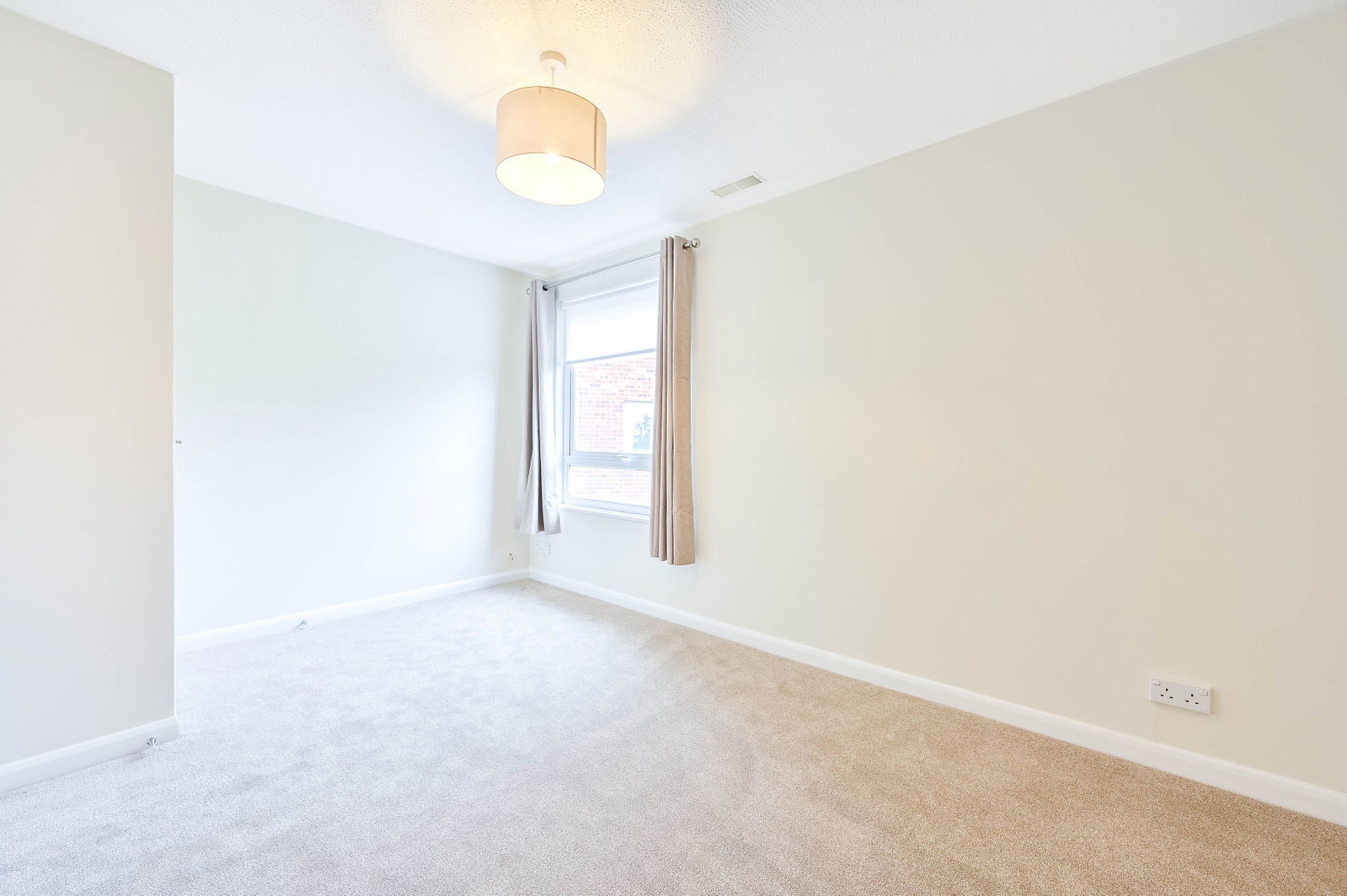 3 bed end of terrace house to rent in Choir Green, Knaphill, Woking, GU21  - Property Image 7