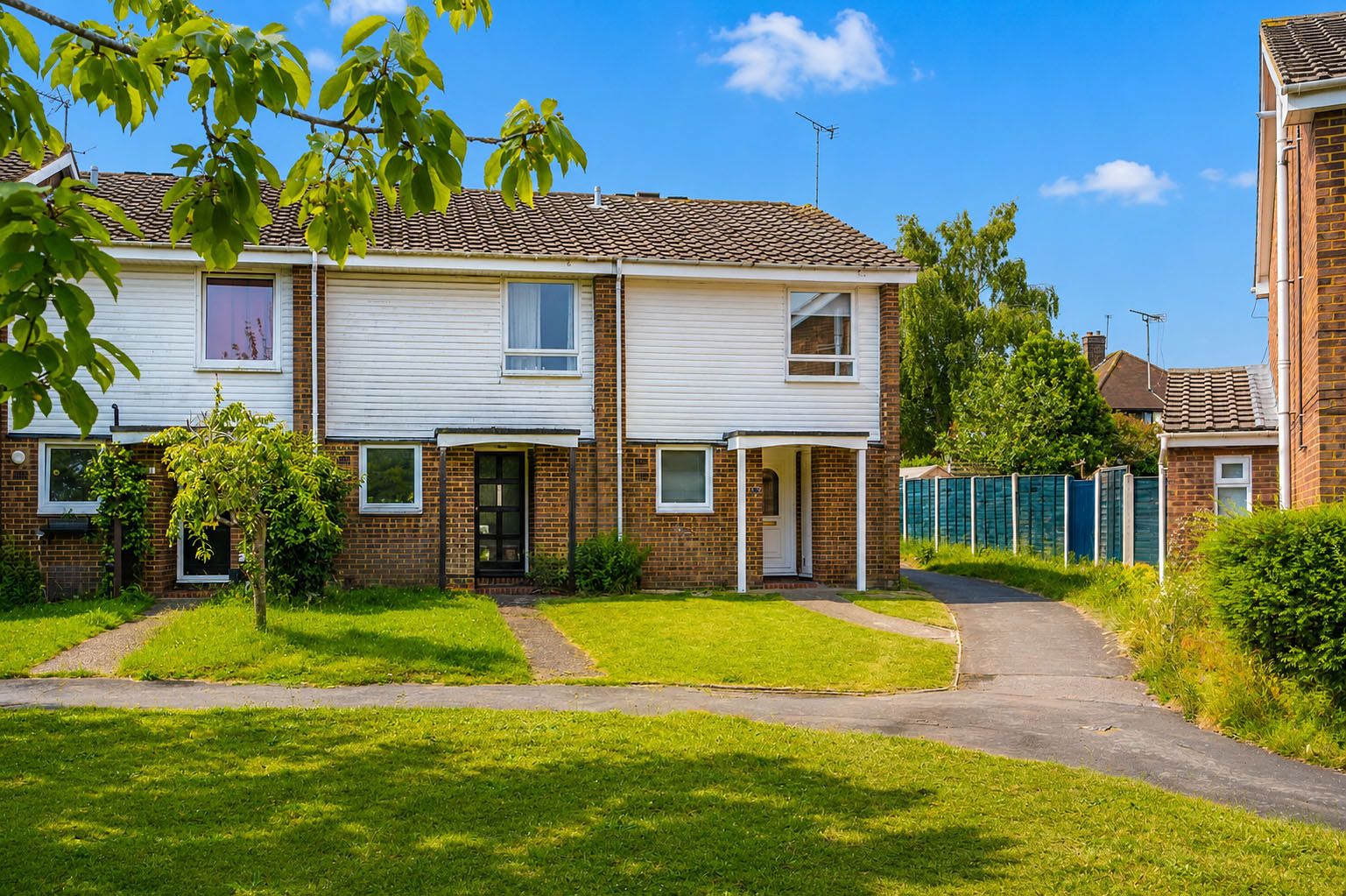 3 bed end of terrace house to rent in Choir Green, Knaphill, Woking, GU21 - Property Image 1
