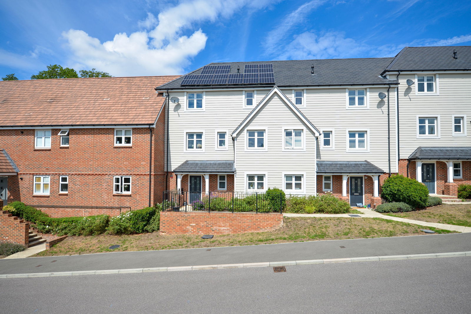 3 bed terraced house for sale in Consort Drive, Leatherhead  - Property Image 2