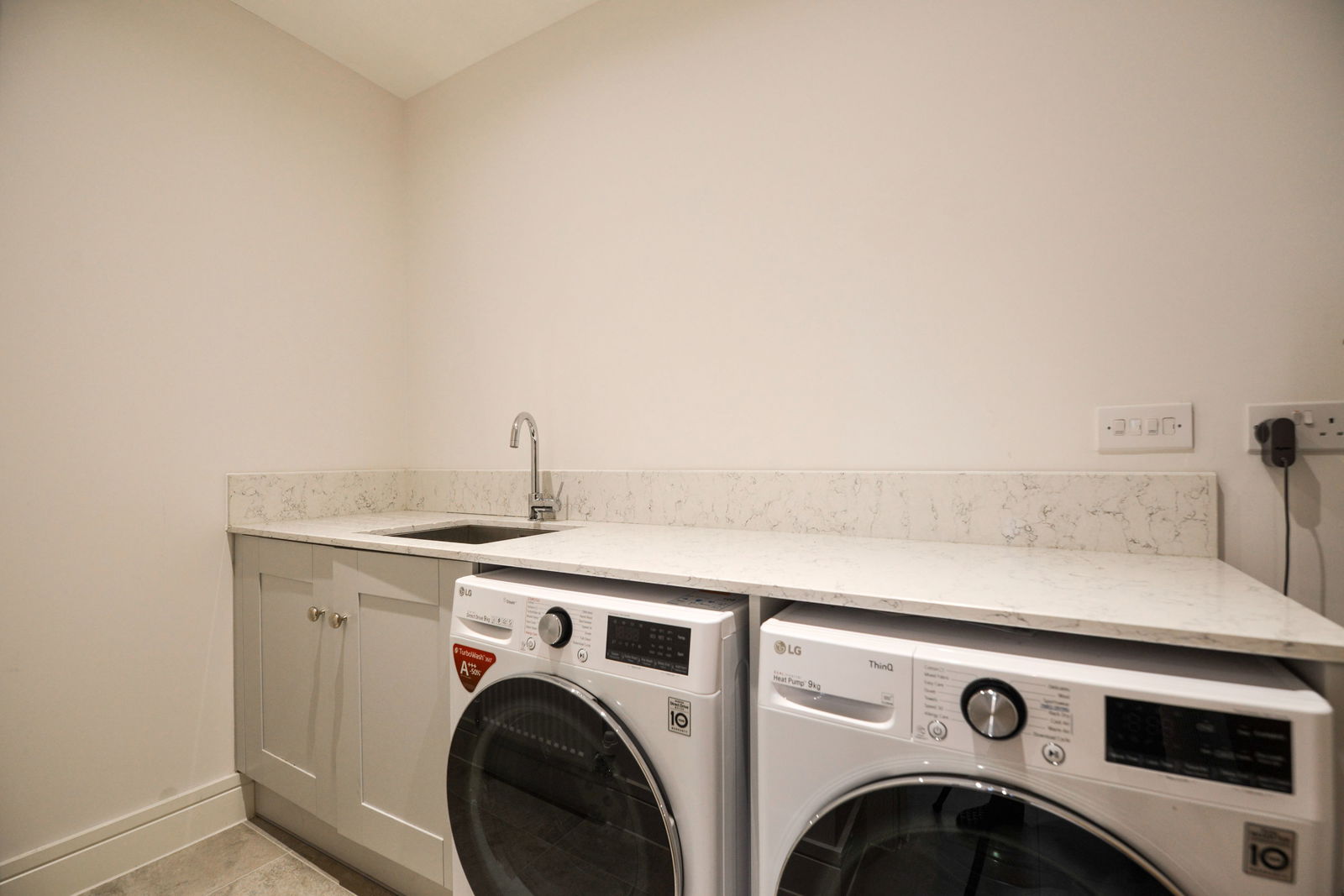 3 bed terraced house for sale in Consort Drive, Leatherhead  - Property Image 14