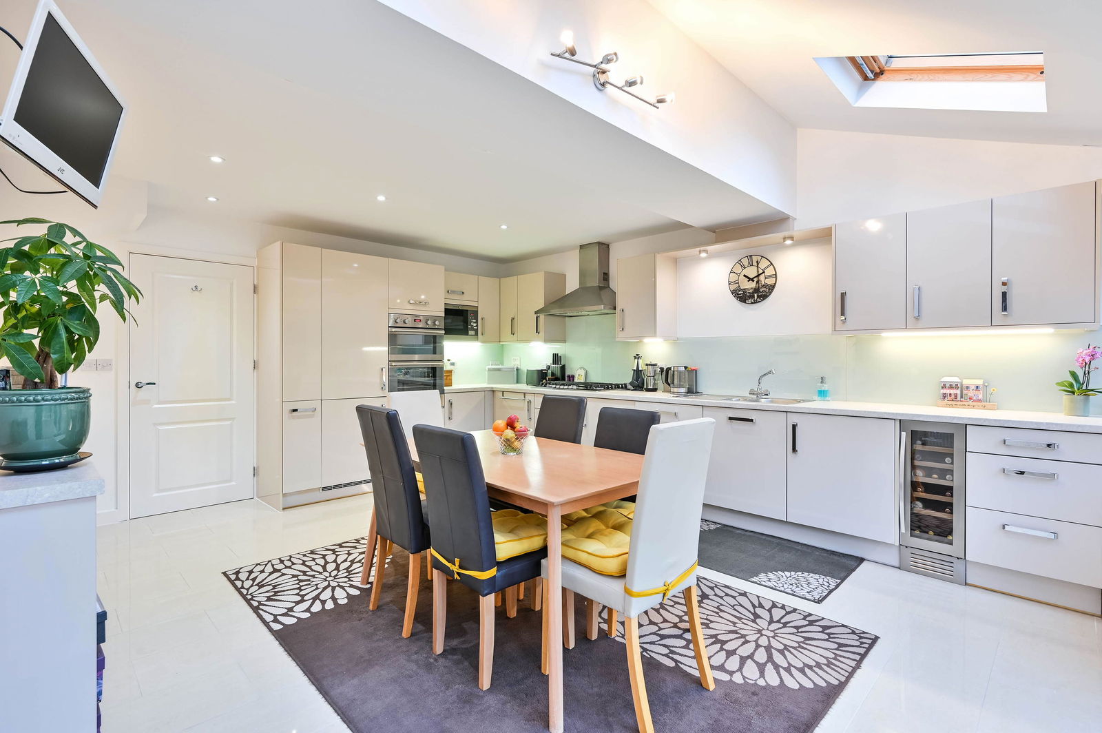 4 bed town house for sale in Raynham Close, Guildford 2