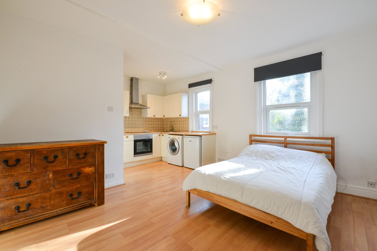 Studio flat to rent in York Road, Guildford, GU1 - Property Image 1