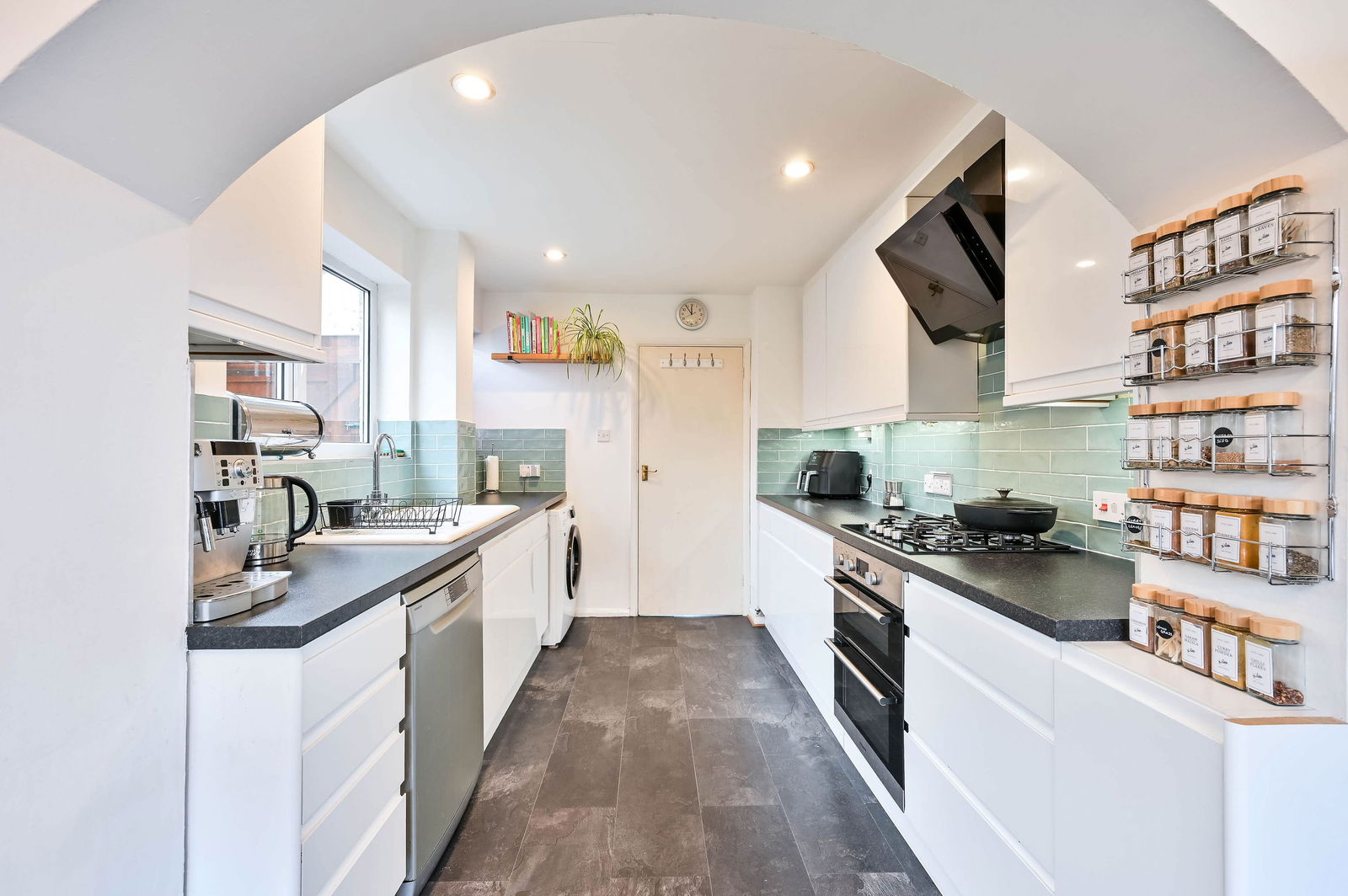 4 bed semi-detached house for sale in Burrows Close, Great Bookham  - Property Image 8