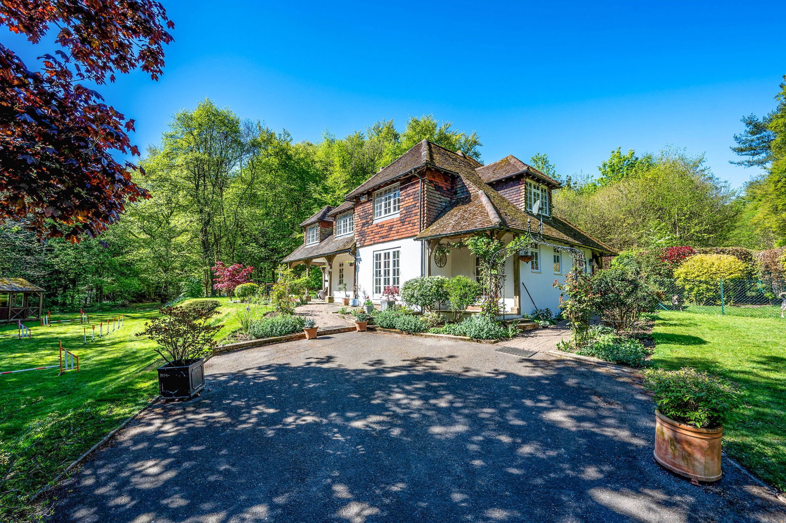 5 bed detached house to rent in Honeysuckle Bottom, East Horsley