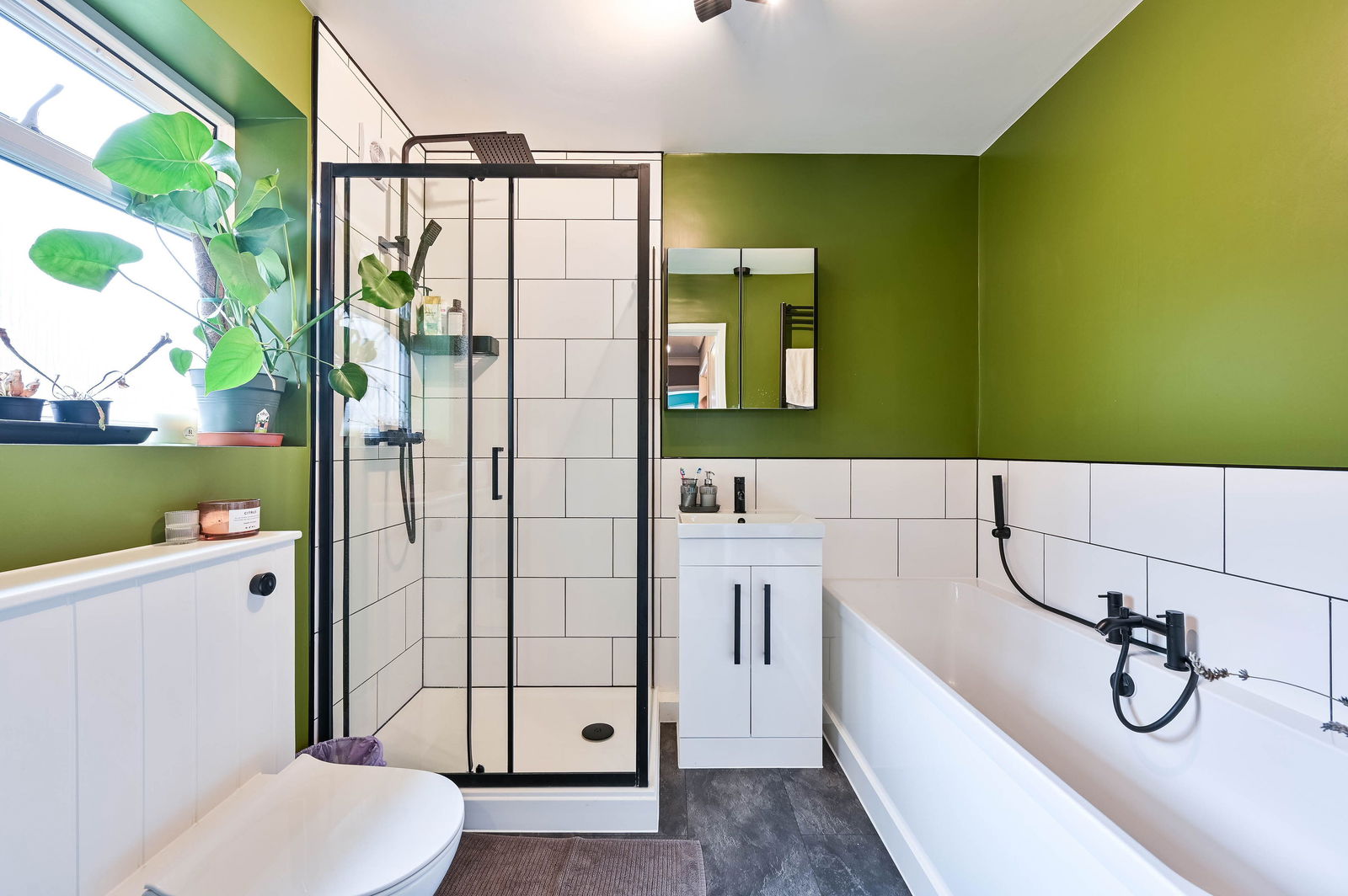 2 bed flat for sale in Kingston Road, Leatherhead  - Property Image 3