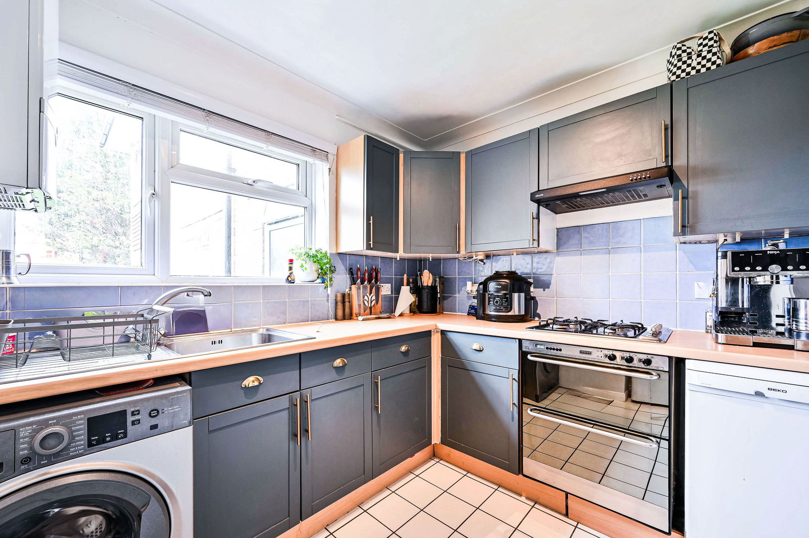 2 bed flat for sale in Kingston Road, Leatherhead 4
