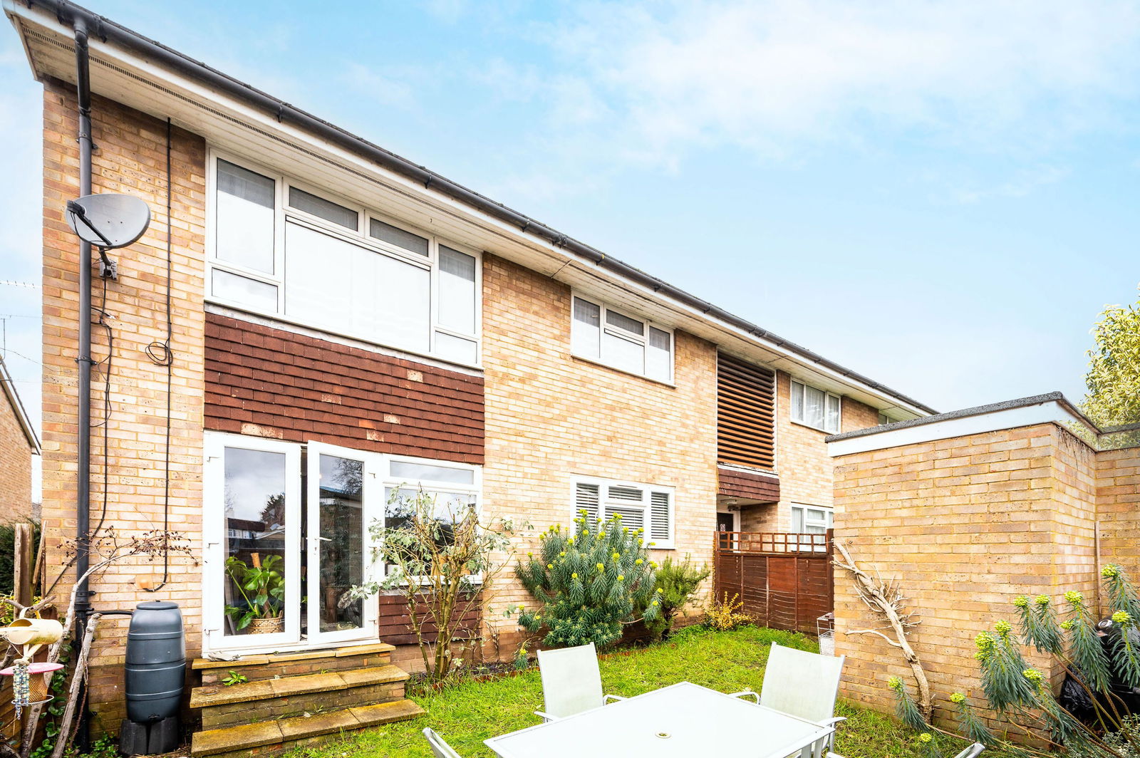 2 bed flat for sale in Kingston Road, Leatherhead 12