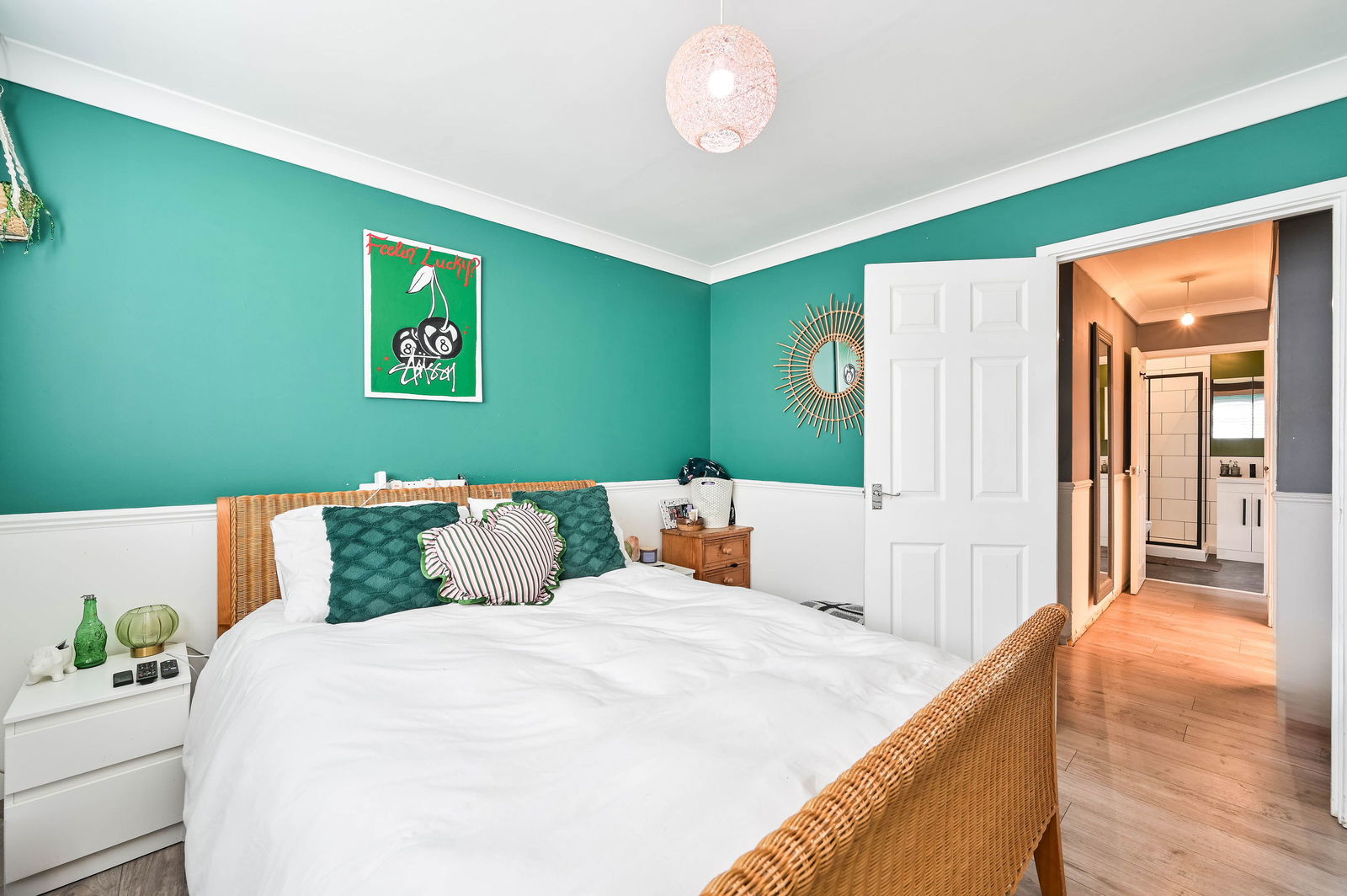 2 bed flat for sale in Kingston Road, Leatherhead  - Property Image 2