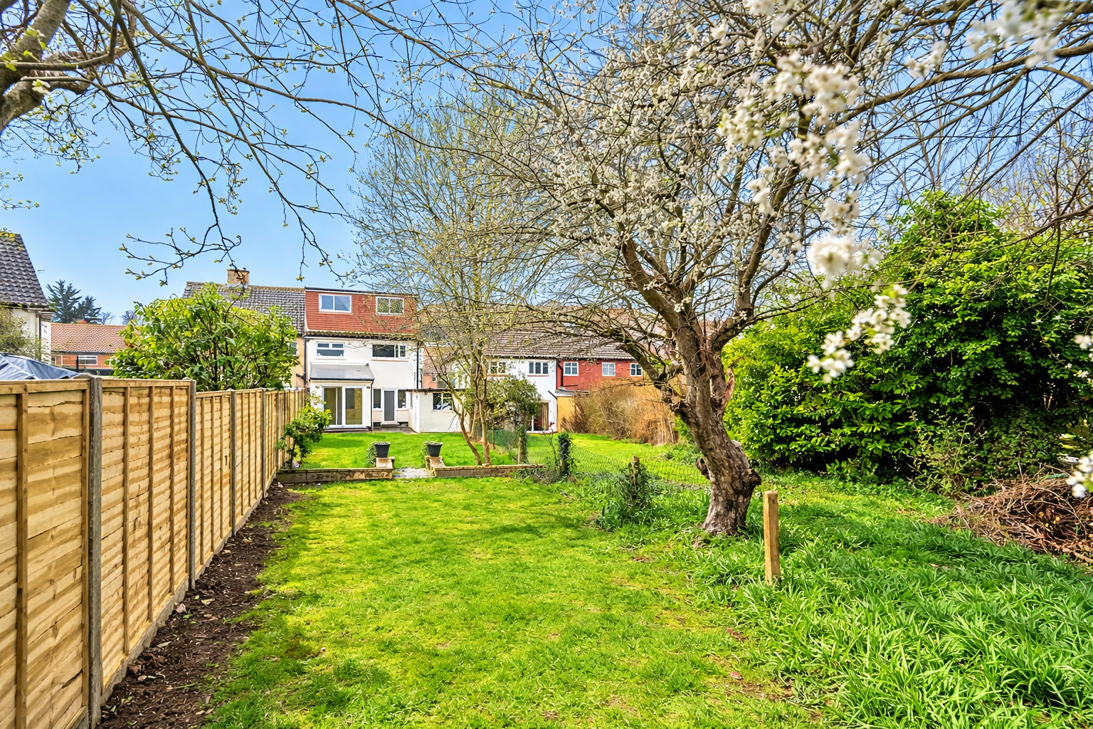 5 bed semi-detached house for sale in Stormont Way, Chessington, KT9  - Property Image 3