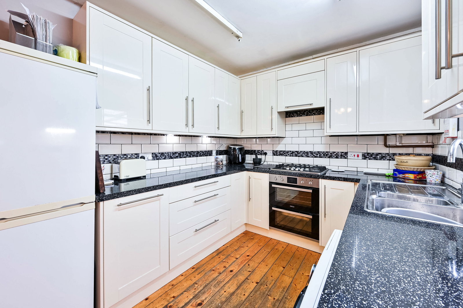 3 bed terraced house for sale in Bateson Way, Woking, GU21  - Property Image 5