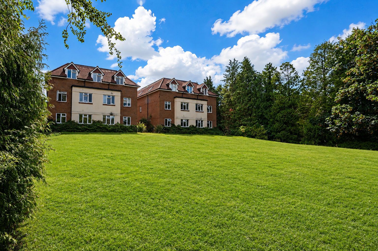 2 bed flat to rent in Epsom Road, Guildford, GU1  - Property Image 1