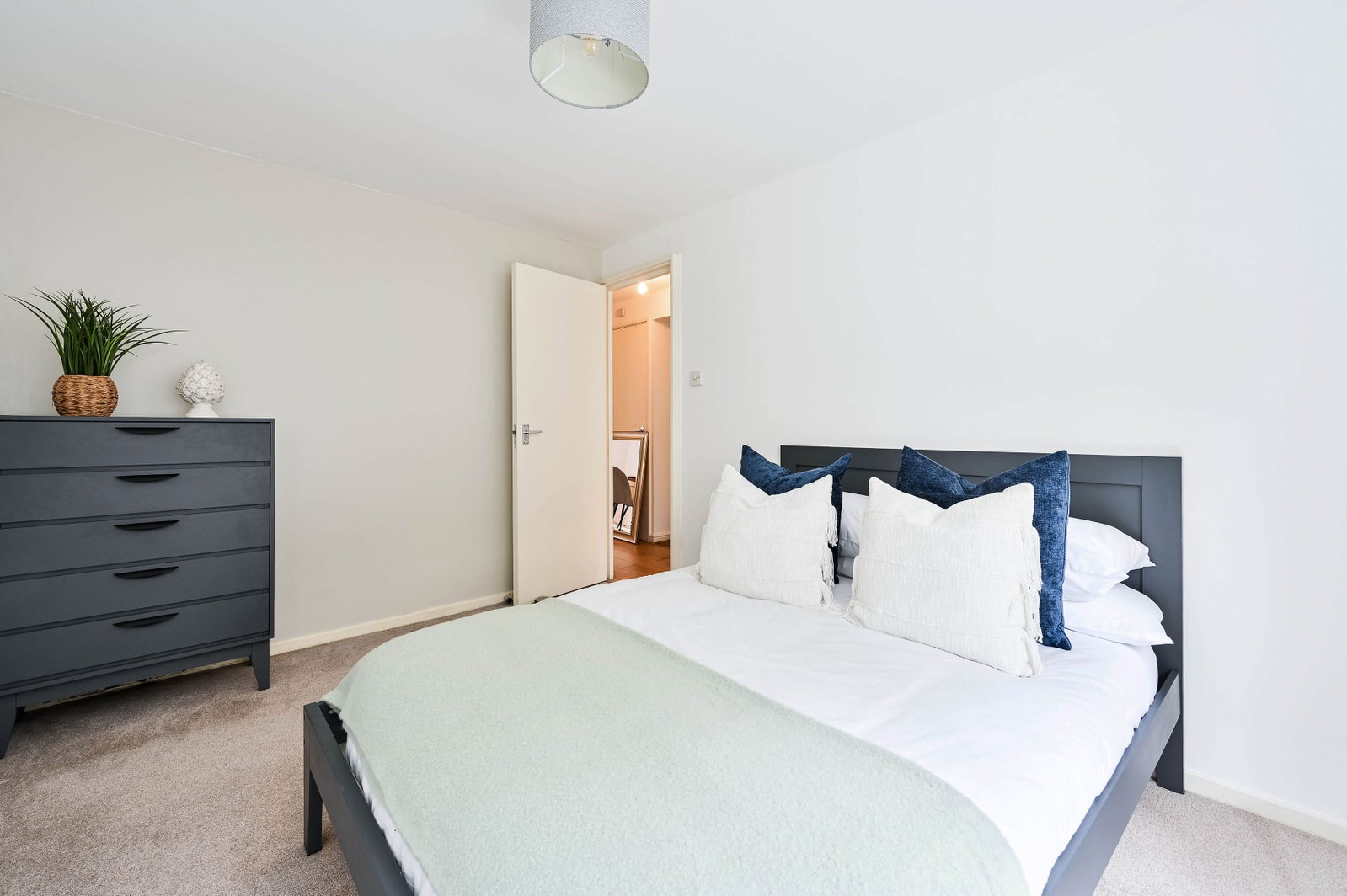 1 bed flat to rent in The Mount, Guildford, GU2  - Property Image 8