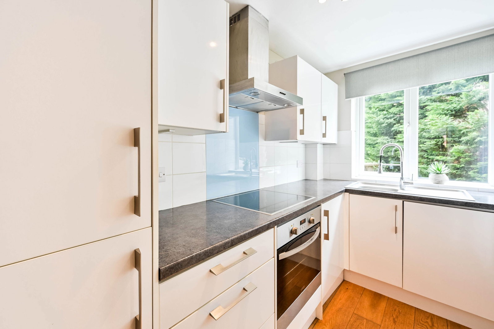 1 bed flat to rent in The Mount, Guildford, GU2  - Property Image 2