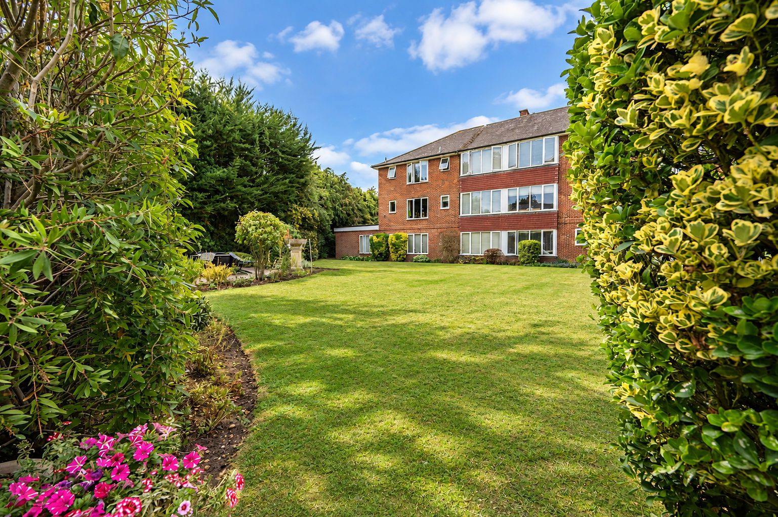 Studio flat to rent in Weston Green Road, Thames Ditton, KT7 - Property Image 1