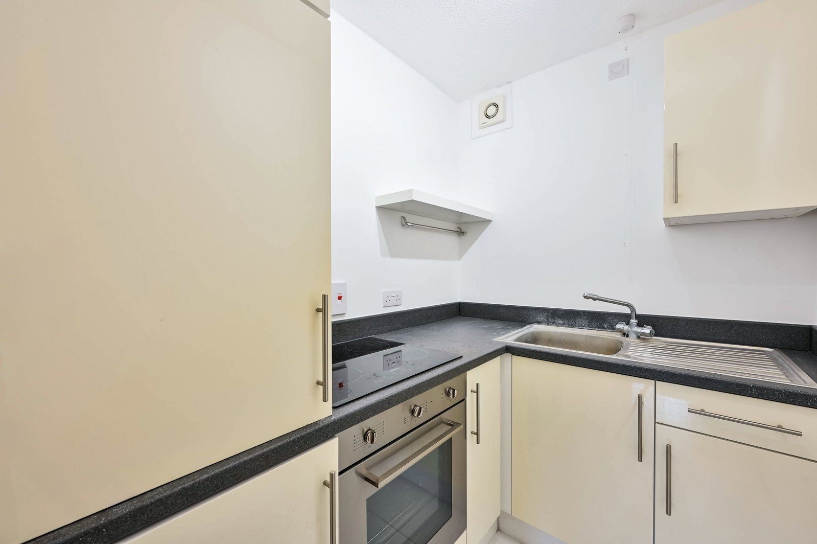 Studio flat to rent in Weston Green Road, Thames Ditton, KT7  - Property Image 4