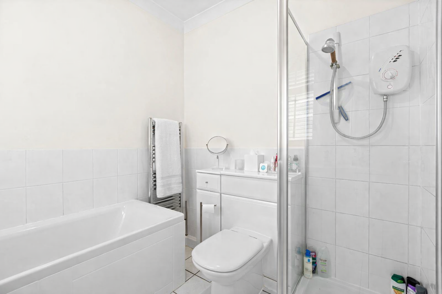 3 bed bungalow for sale in Elmcroft Drive, Chessington, KT9  - Property Image 11