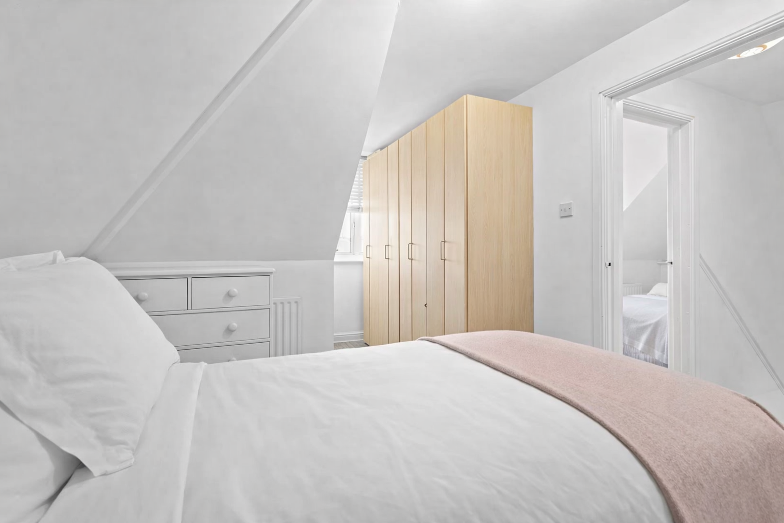 3 bed bungalow for sale in Elmcroft Drive, Chessington, KT9  - Property Image 12