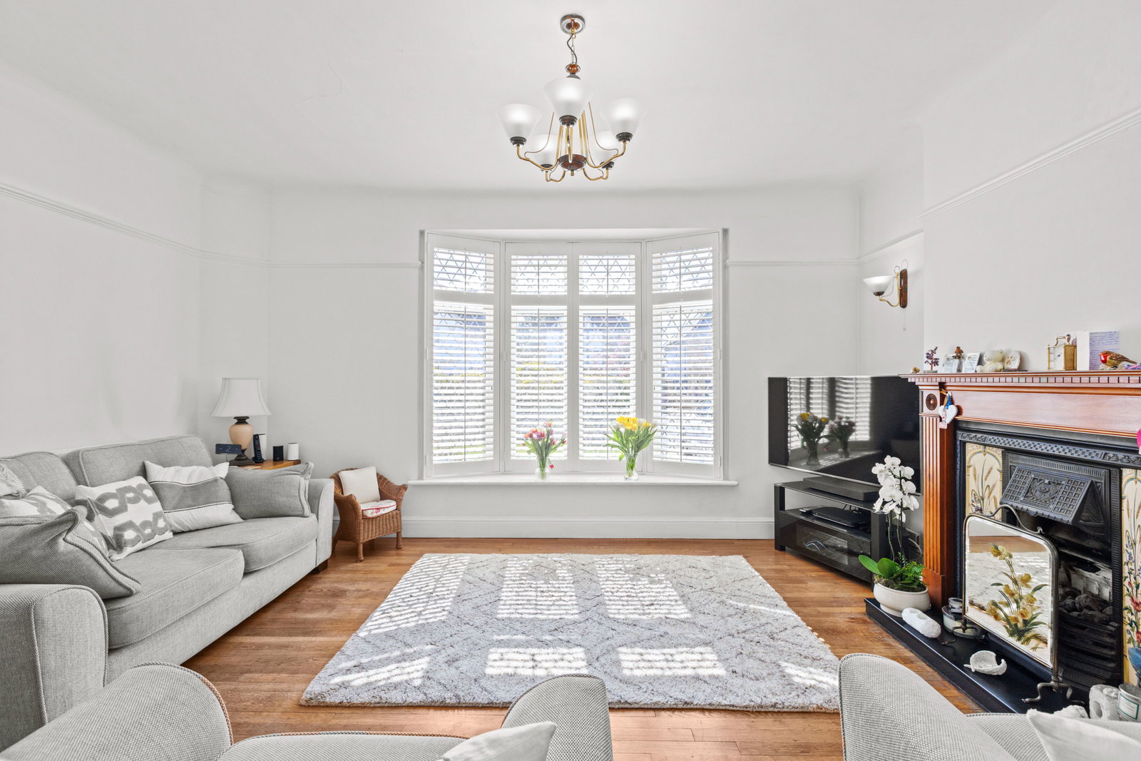 3 bed bungalow for sale in Elmcroft Drive, Chessington, KT9  - Property Image 2