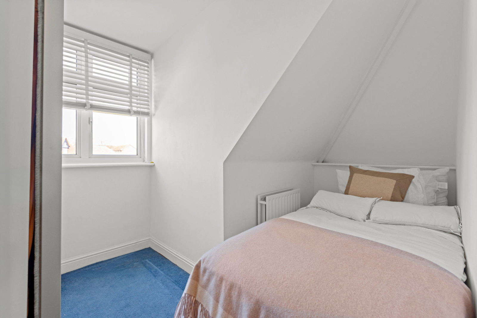 3 bed bungalow for sale in Elmcroft Drive, Chessington, KT9  - Property Image 14