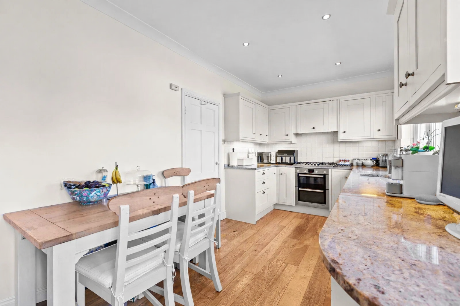 3 bed bungalow for sale in Elmcroft Drive, Chessington, KT9  - Property Image 3