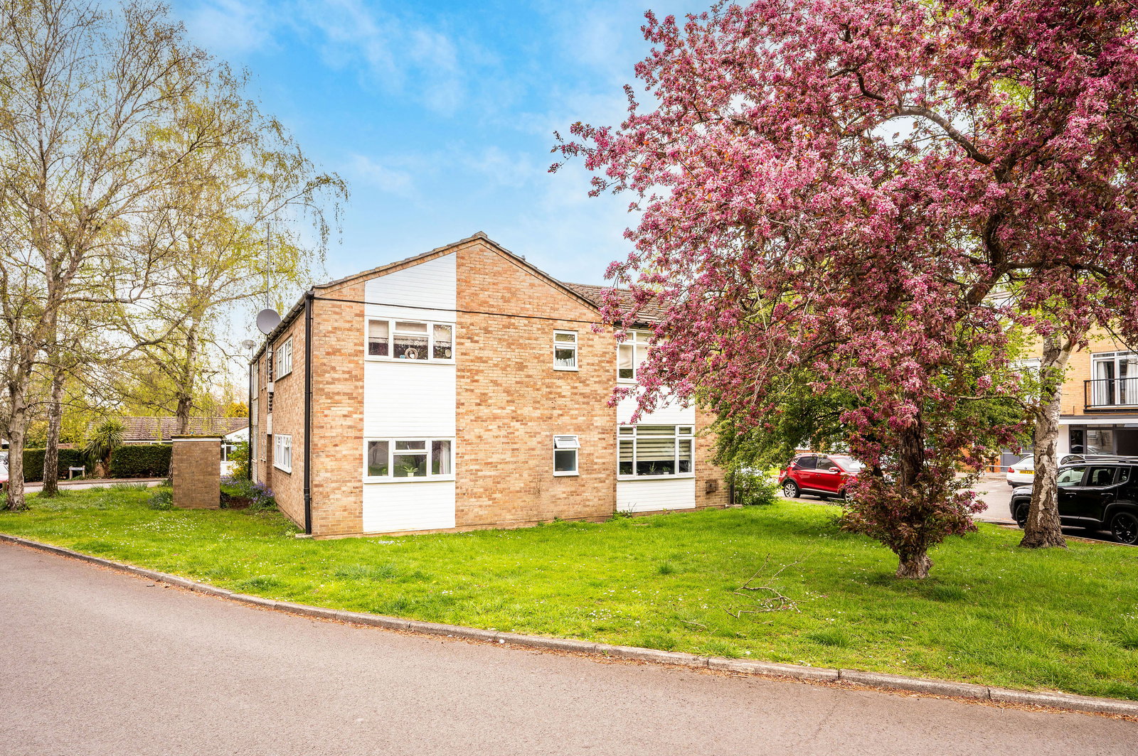 3 bed apartment for sale in Edenside Road, Bookham - Property Image 1