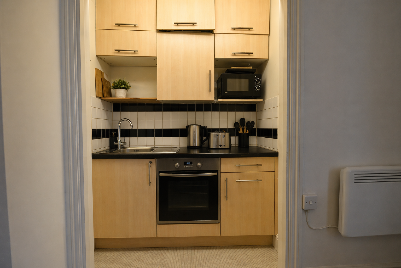 2 bed flat for sale in York Road, Guildford, GU1  - Property Image 4