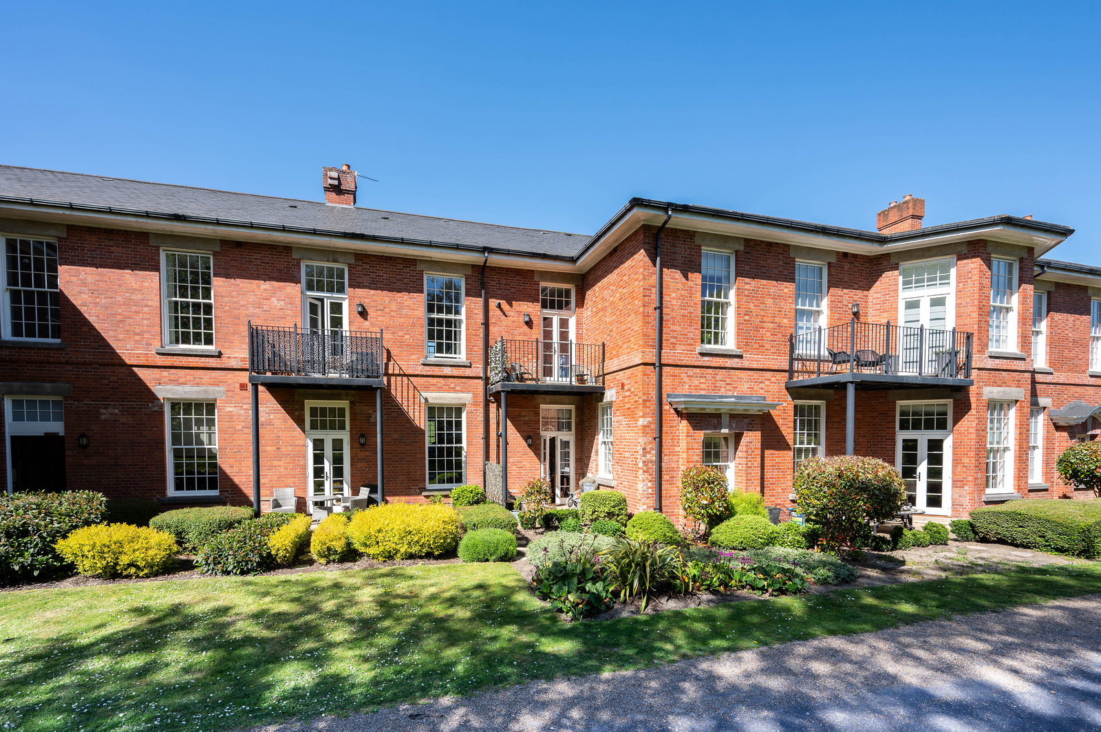 2 bed flat for sale in Glanville Way, Epsom, KT19  - Property Image 2
