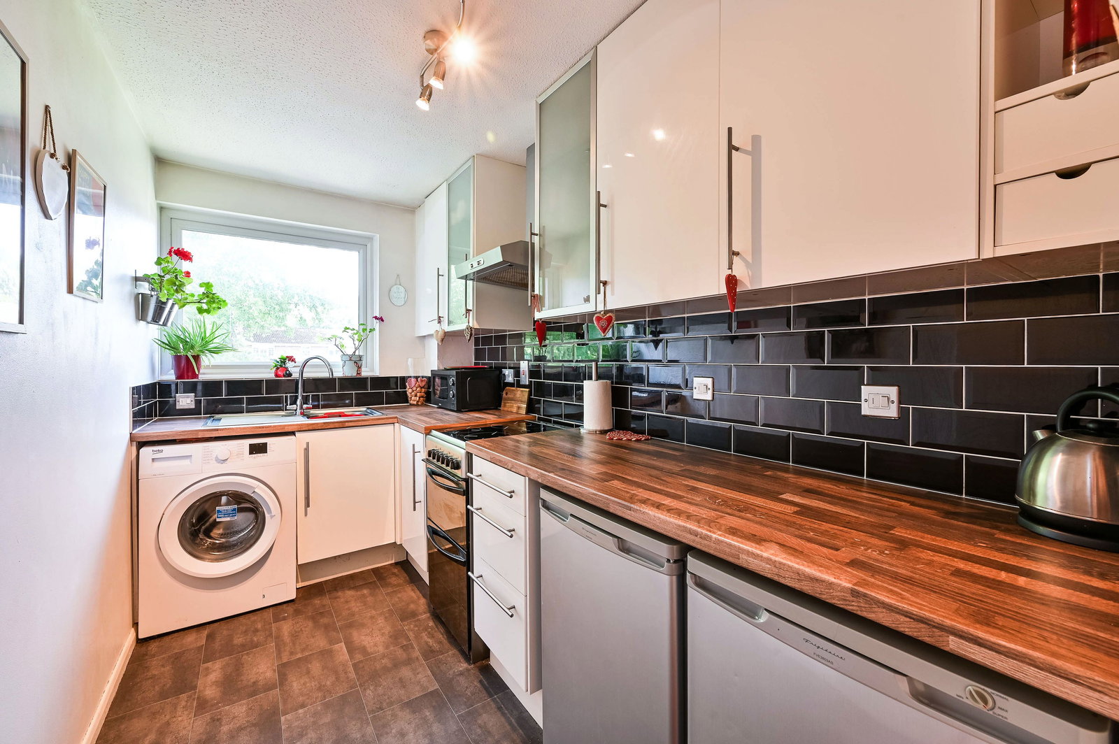 1 bed flat for sale in Wansford Green, Woking, GU21  - Property Image 3