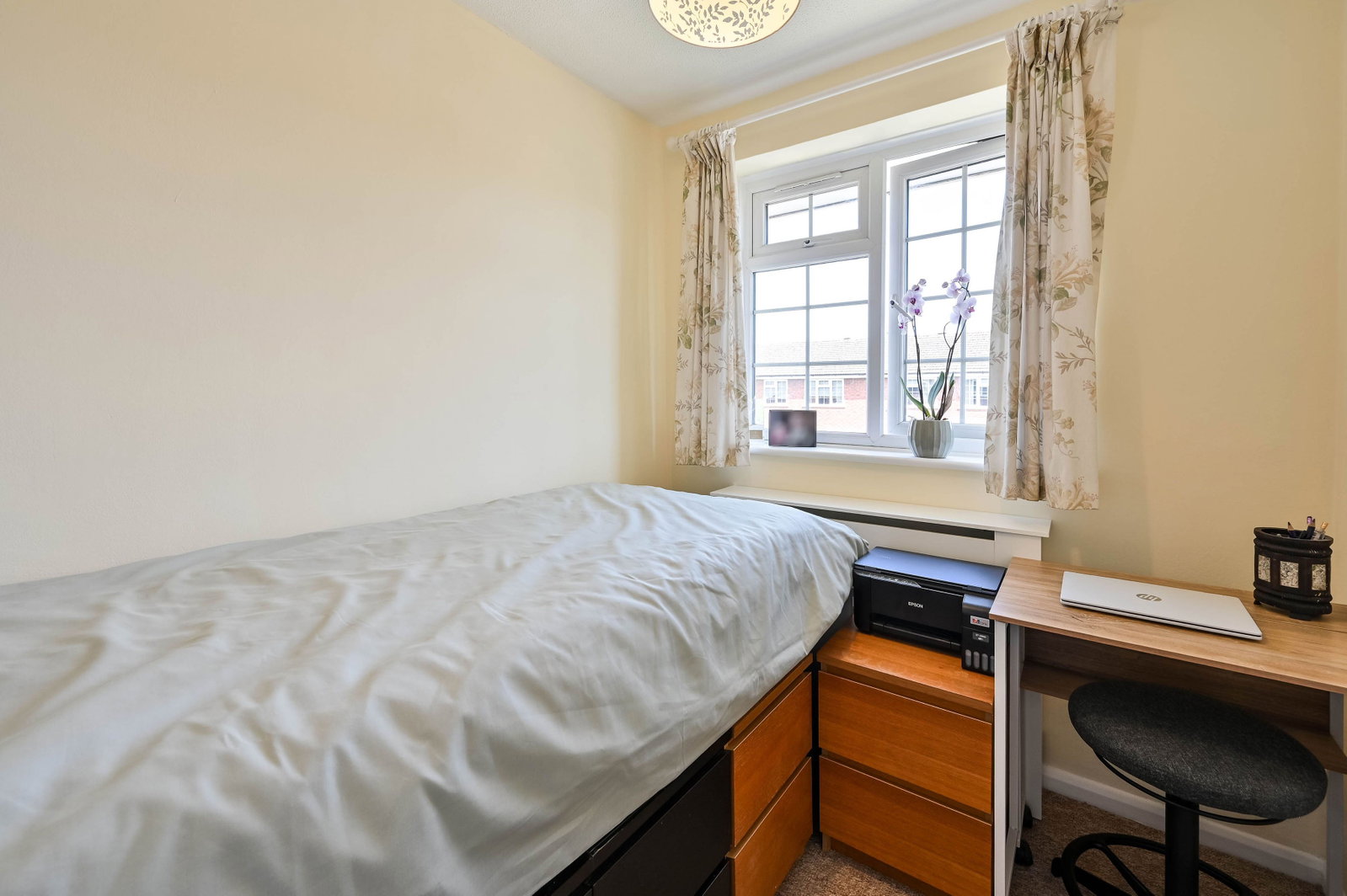 3 bed terraced house for sale in Somertons Close, Guildford, GU2  - Property Image 11