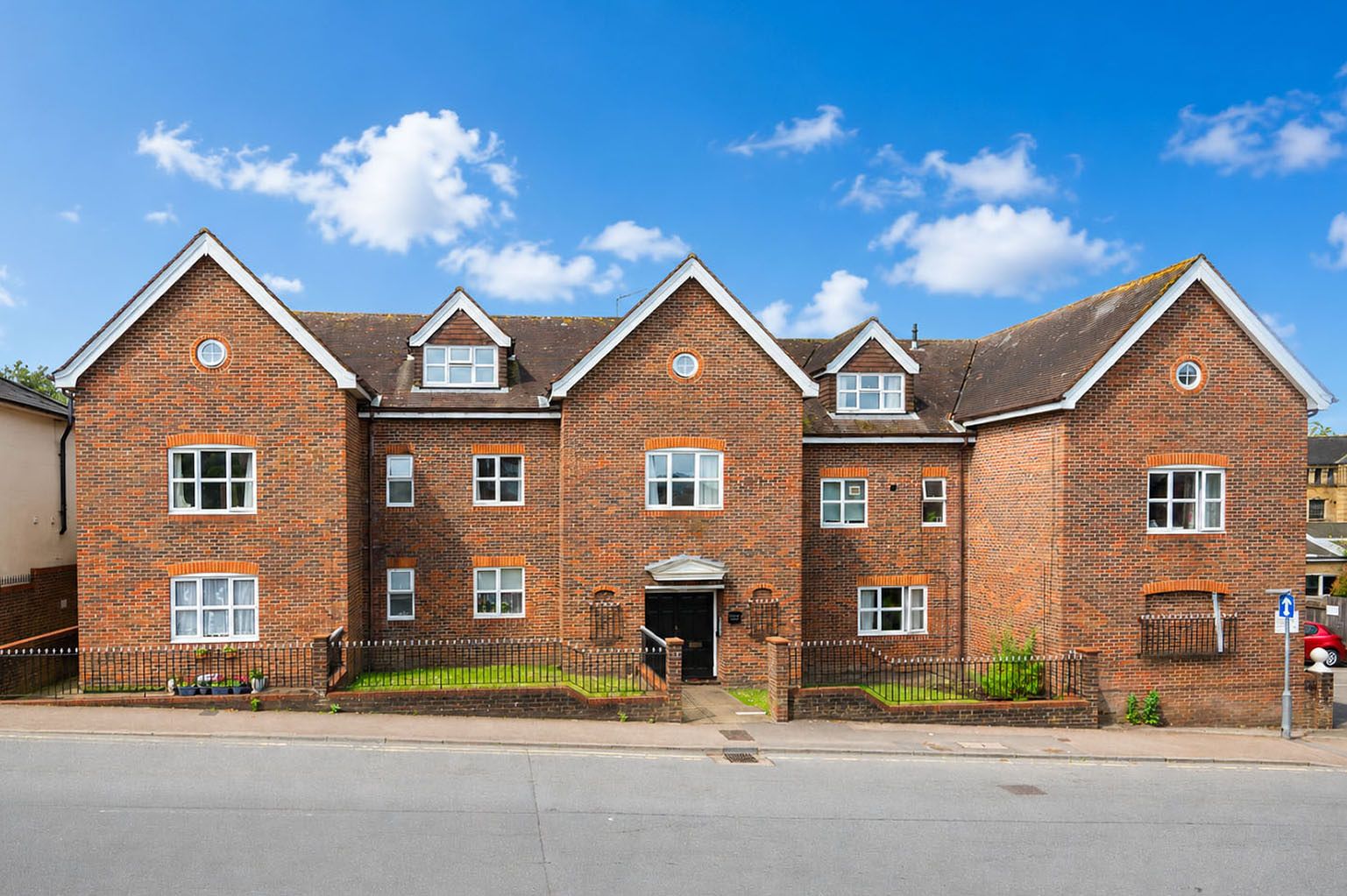 1 bed apartment for sale in Junction Road, Dorking, RH4  - Property Image 2