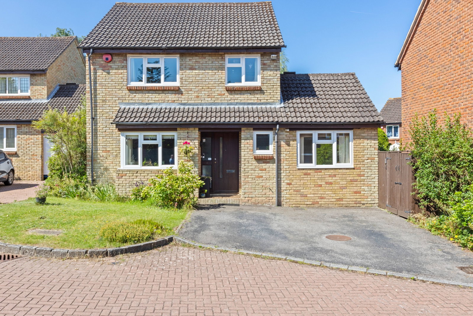 4 bed detached house for sale in Ten Acres, Fetcham, KT22  - Property Image 1