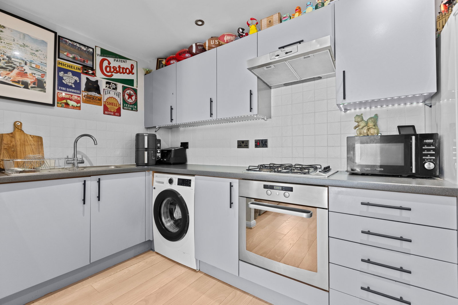 1 bed flat for sale in Kingston Square, Buffers Lane, Leatherhead, Surrey, KT22 7XP  - Property Image 3