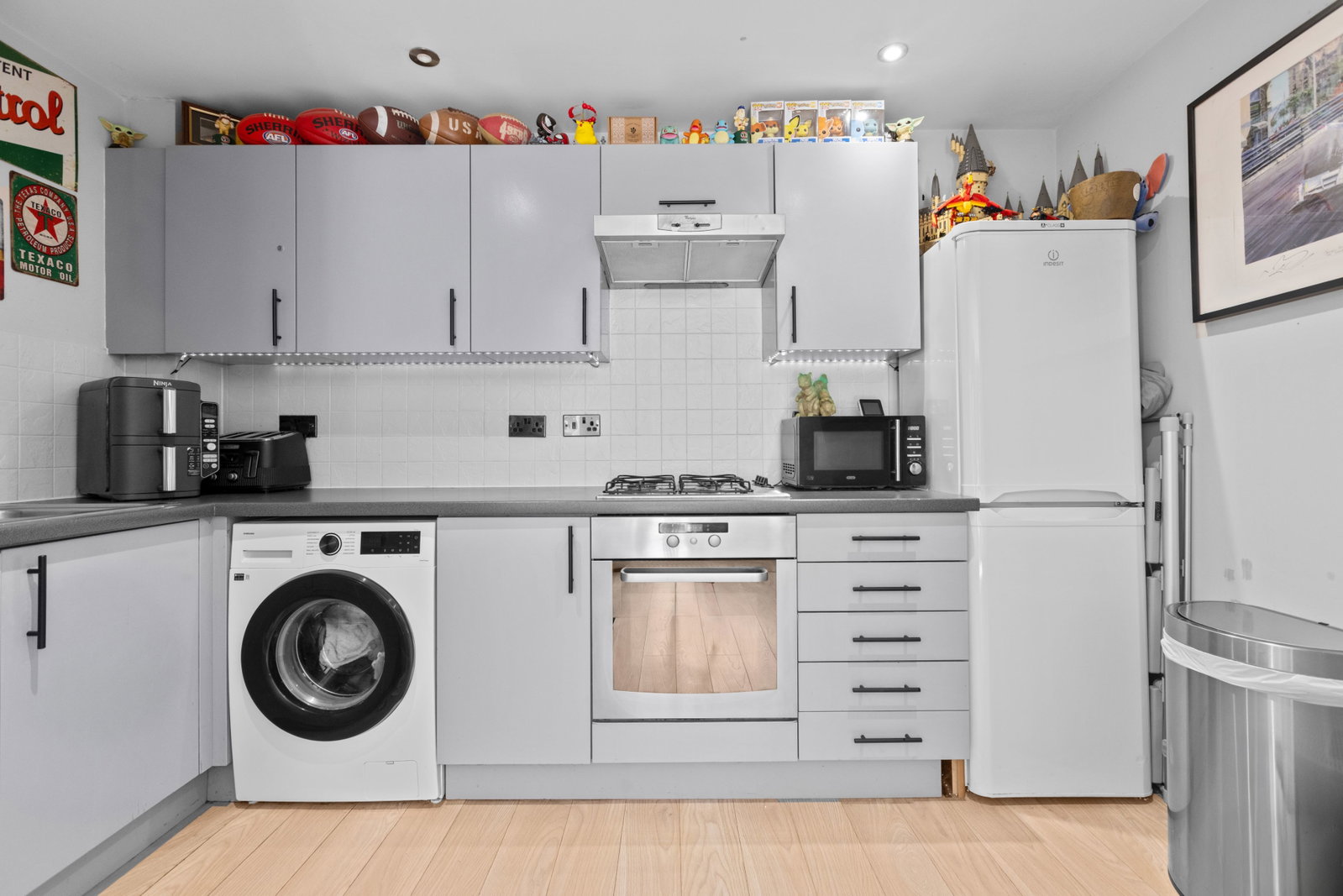1 bed flat for sale in Kingston Square, Buffers Lane, Leatherhead, Surrey, KT22 7XP  - Property Image 6