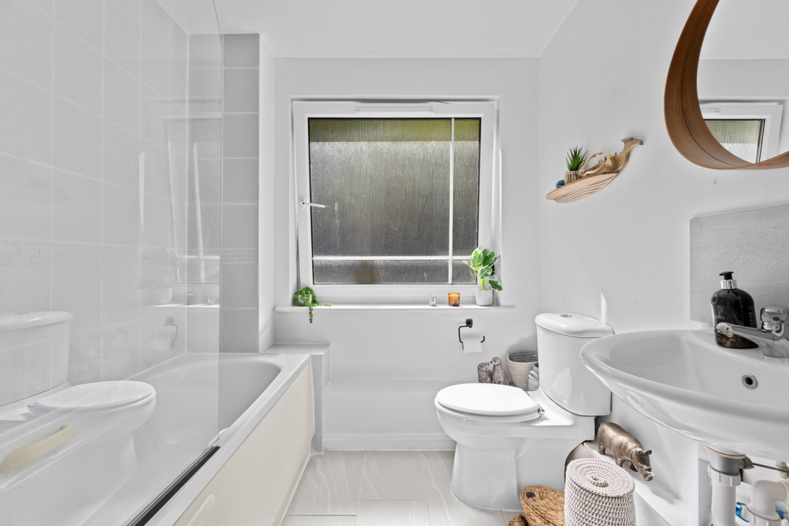 1 bed flat for sale in Kingston Square, Buffers Lane, Leatherhead, Surrey, KT22 7XP  - Property Image 5