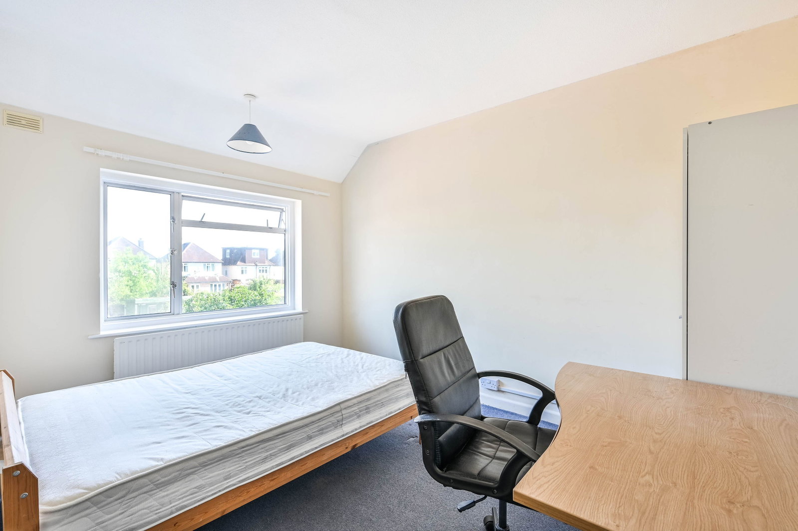 4 bed semi-detached house for sale in Byrefield Road, Guildford, GU2  - Property Image 11